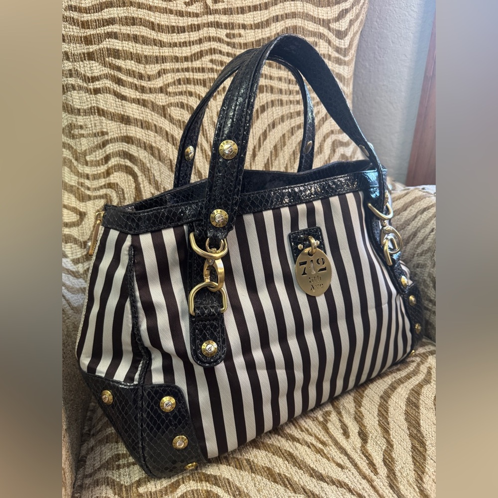 Henri Bendel 712 5th Avenue Large Shoulder Bag - Picture 3 of 8